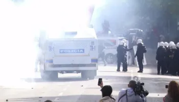 Përplasje te Ministria e Arsimit, policia hedh spraj me piper dhe gaz lotsjellës