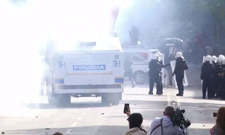 Përplasje te Ministria e Arsimit, policia hedh spraj me piper dhe gaz lotsjellës