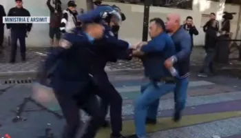 Përplasje te Ministria e Arsimit, policia shoqëron disa protestues