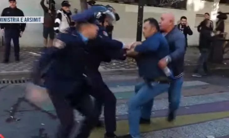 Përplasje te Ministria e Arsimit, policia shoqëron disa protestues