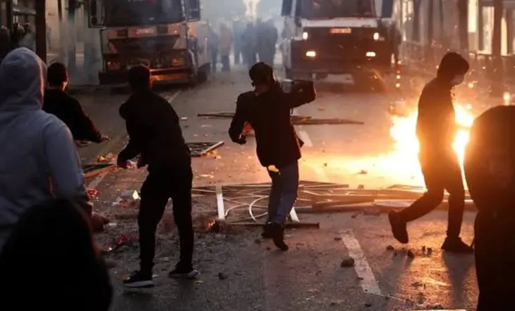 Përplasjet gjatë protestës, 7 persona po marrin trajtim në Traumë, 4 të tjerë janë larguar nga QSUT