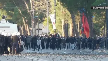 Përplasjet para Kryeministrisë, Policia shoqëron disa persona!