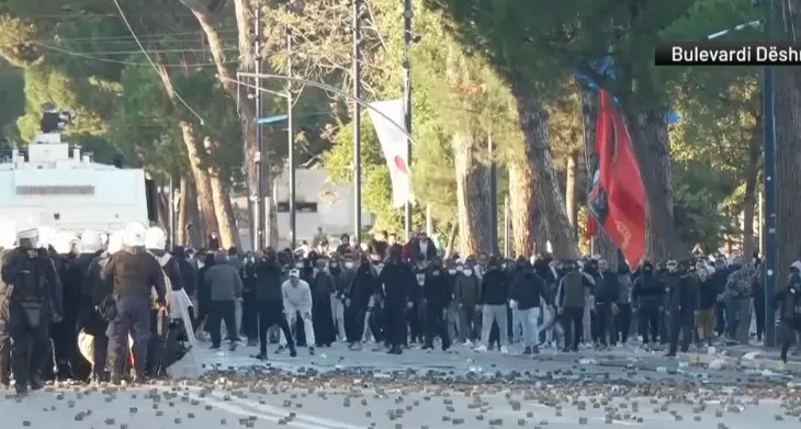 Përplasjet para Kryeministrisë, Policia shoqëron disa persona!
