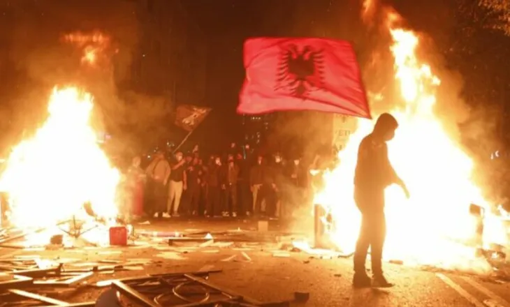 Përplasjet Polici – Protestues/ (EMRAT) Arrestohen 16 studentë, procedohen 49 të tjerë