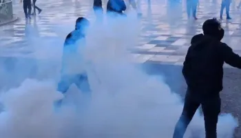 Përplasjet zhvendosen te sheshi ‘Skënderbej’, molotovë e gurë drejt policisë, hidhet gaz lotsjellës