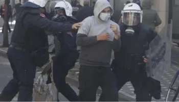 Përshkallëzimet në protestën përpara Ministrisë së Arsimit, Policia e Shtetit reagon përsëri: Mos digjni e shkatërroni, është krim! Ja çfarë rrezikoni