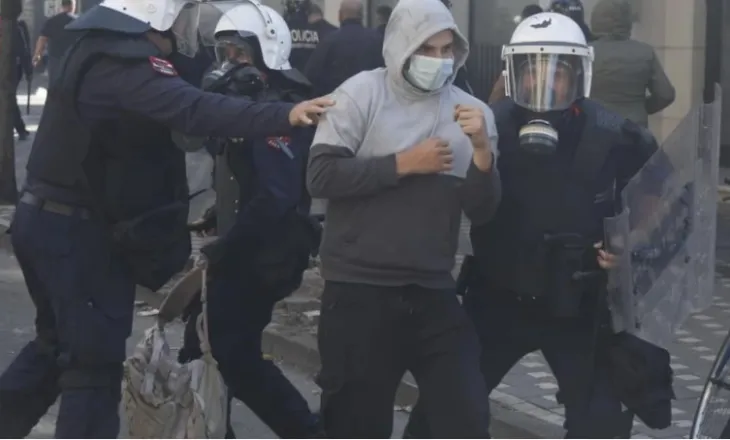 Përshkallëzimet në protestën përpara Ministrisë së Arsimit, Policia e Shtetit reagon përsëri: Mos digjni e shkatërroni, është krim! Ja çfarë rrezikoni