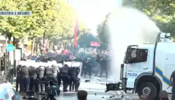 Përshkallëzohen përplasjet te Ministria e Arsimit, ujëhedhësja godet protestuesit dhe mediat