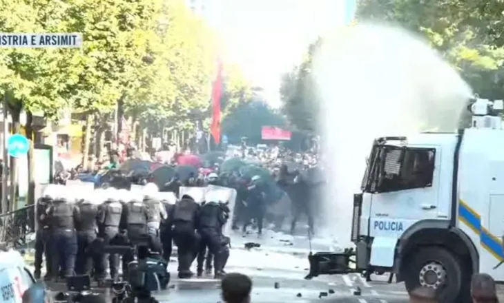 Përshkallëzohen përplasjet te Ministria e Arsimit, ujëhedhësja godet protestuesit dhe mediat