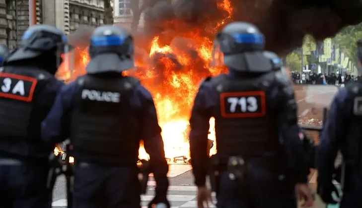 Përshkallëzohen protestat e nxënësve në Francë, mbi 600 të arrestuar dhe dhjetëra policë të plagosur –