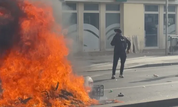 Përshkallëzohen protestat në Francë/Dhjetëra të plagosur, mbi 2 mijë të arrestuar, mbyllen qindra shkolla