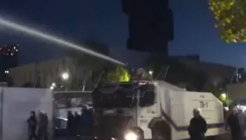 Përshkallëzohen tensionet në rrugët e Tiranës, policia nis të qëllojë me plumba gome drejt protestuesve