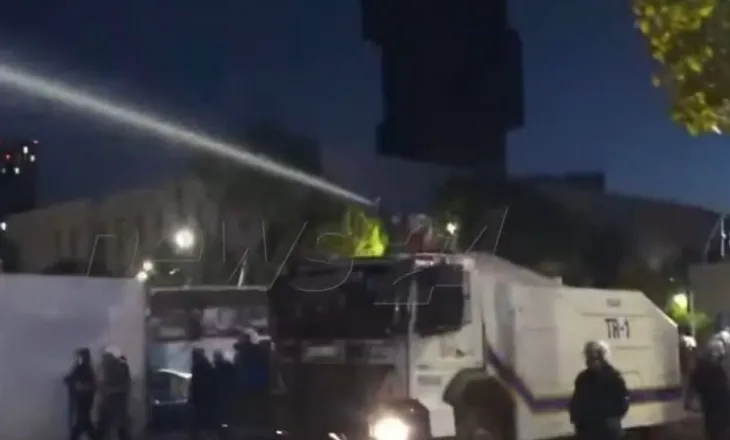 Përshkallëzohen tensionet në rrugët e Tiranës, policia nis të qëllojë me plumba gome drejt protestuesve