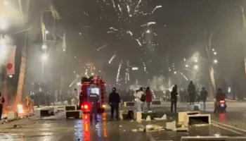 Përshkallëzohen tensionet para Kryeministrisë, fishekzjarre drejt policisë dhe të rinj të lënduar në bulevard