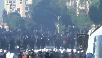 Përshkallëzohen tensionet te Kryeministria, policia spraps protestuesit, disa të shoqëruar