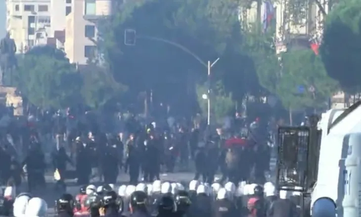 Përshkallëzohen tensionet te Kryeministria, policia spraps protestuesit, disa të shoqëruar