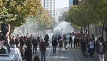 Përshkallëzohen tensionet te Ministria e Arsimit, ‘luftë’ mes protestuesve dhe policisë