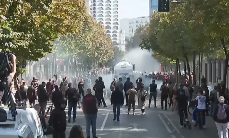 Përshkallëzohen tensionet te Ministria e Arsimit, ‘luftë’ mes protestuesve dhe policisë