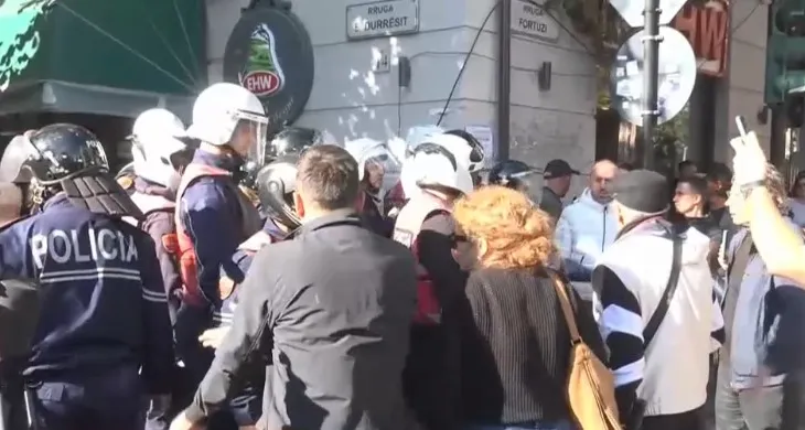 Përshkallëzohet protesta e studentëve te Ministria e Arsimit, shkatërrojnë gjithçka! Policia përdor gaz lotsjellës dhe ujë për t’i shpërndarë, disa të shoqëruar (FOTO)