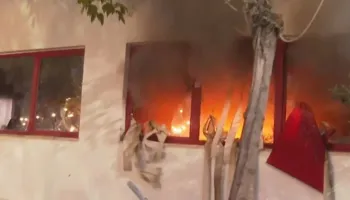 Përshkallëzohet protesta, flakët përfshijnë Komisariatin nr. 3 në Tiranë, lëndohen 3 efektivë