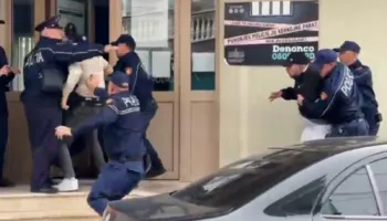 Përshkallëzohet protesta në Korçë/ Institucionet arsimore dhe Komisariati sulmohen me gurë