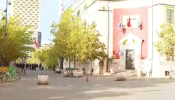 Përshkallëzohet protesta në Tiranë, një protestues ngjitet në dritaret e Bashkisë, gurë drejt Ministrisë së Brendshme