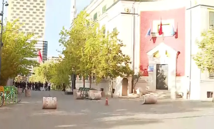 Përshkallëzohet protesta në Tiranë, një protestues ngjitet në dritaret e Bashkisë, gurë drejt Ministrisë së Brendshme