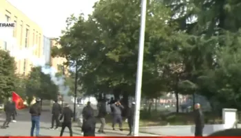 Përshkallëzohet protesta në Tiranë, të rinjtë sulmojnë selinë e Partisë Socialiste, policia përdor gaz lotsjellës