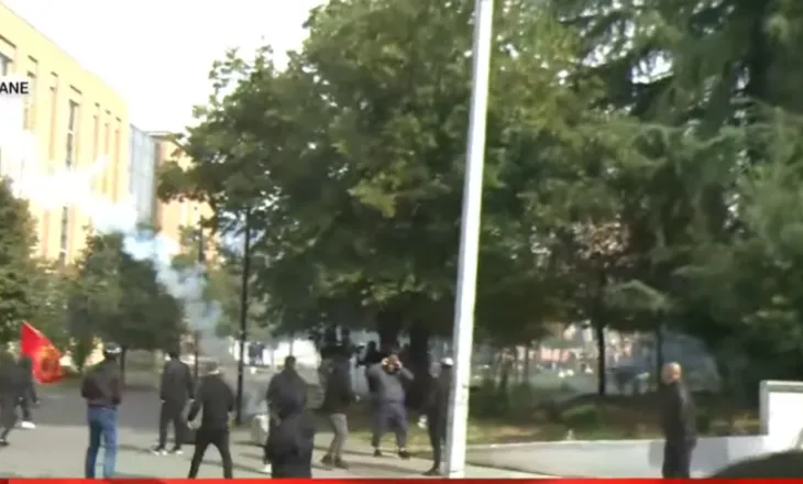 Përshkallëzohet protesta në Tiranë, të rinjtë sulmojnë selinë e Partisë Socialiste, policia përdor gaz lotsjellës