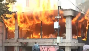 Përshkallëzohet protesta në Tiranë, zjarr në katin e dytë të një institucioni financiar