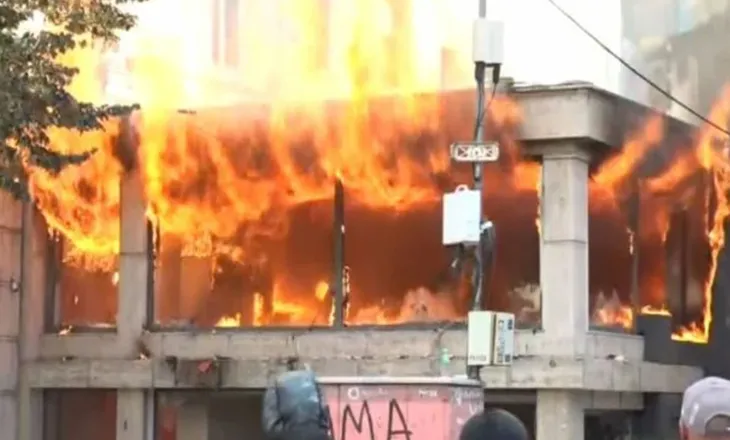 Përshkallëzohet protesta në Tiranë, zjarr në katin e dytë të një institucioni financiar
