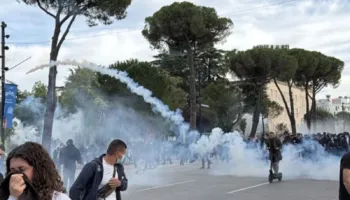 Përshkallëzohet protesta para Kryeministrisë, hidhen tulla dhe sende të forta