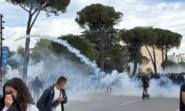Përshkallëzohet protesta para Kryeministrisë, hidhen tulla dhe sende të forta
