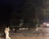 Përshkallëzohet protesta para Kryeministrisë, të rinjtë hedhin molotovë drejt policisë