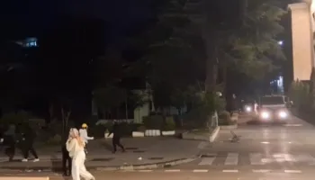 Përshkallëzohet protesta para Kryeministrisë, të rinjtë hedhin molotovë drejt policisë