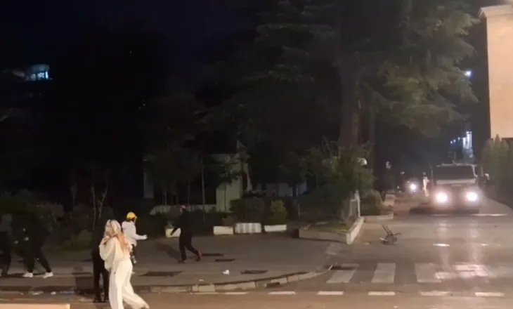 Përshkallëzohet protesta para Kryeministrisë, të rinjtë hedhin molotovë drejt policisë