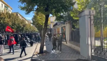 Përshkallëzohet protesta para ministrisë së Arsimit, studentët shkulin kangjellat dhe përplasen me policinë