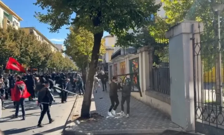 Përshkallëzohet protesta para ministrisë së Arsimit, studentët shkulin kangjellat dhe përplasen me policinë