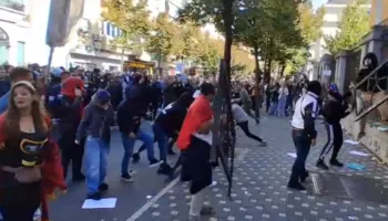 Përshkallëzohet protesta, studentët shqyejnë kangjellat para Ministrisë së Arsimit, godasin me gurë godinën