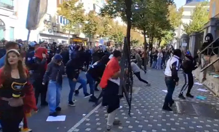 Përshkallëzohet protesta, studentët shqyejnë kangjellat para Ministrisë së Arsimit, godasin me gurë godinën