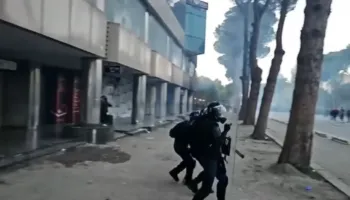 Përshkallëzohet protesta te Kryeministria, molotovë e gurë drejt policisë, efektivët përgjigjen me gaz lotsjellës