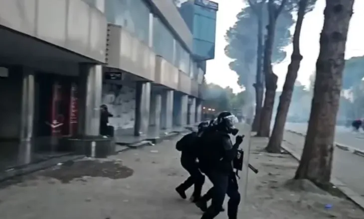 Përshkallëzohet protesta te Kryeministria, molotovë e gurë drejt policisë, efektivët përgjigjen me gaz lotsjellës