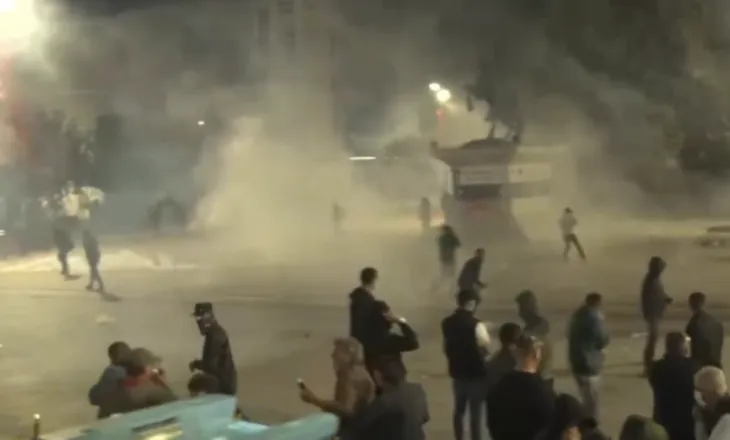 Përshkallëzohet situata në Kosovë, policia përdor gaz lotsjellës për të shpërndarë protestuesit