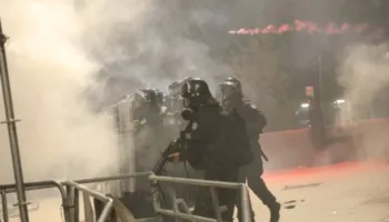 Përshkallëzohet situata në Prishtinë, policia me autoblindë në rrugë – Përleshje mes protestuesve dhe Policisë