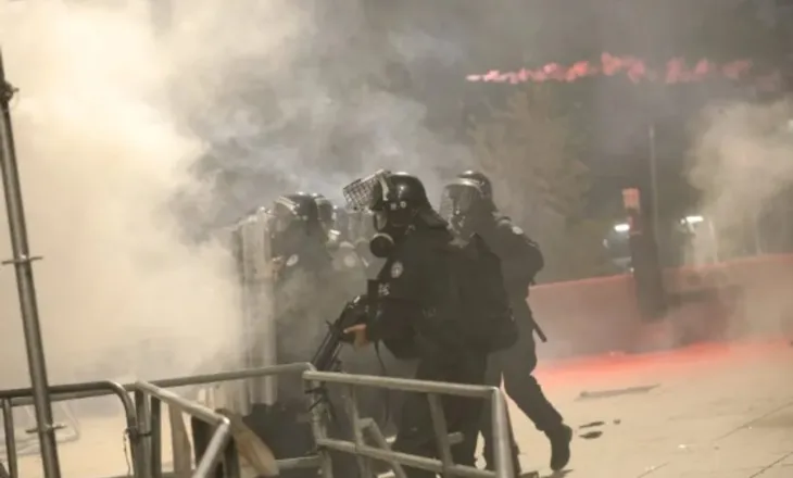Përshkallëzohet situata në Prishtinë, policia me autoblindë në rrugë – Përleshje mes protestuesve dhe Policisë