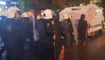 Përshkallëzohet situata në rrugët e Tiranës! Molotov drejt autoblindës së policisë, efektivët ndjekin protestuesit në rrugica