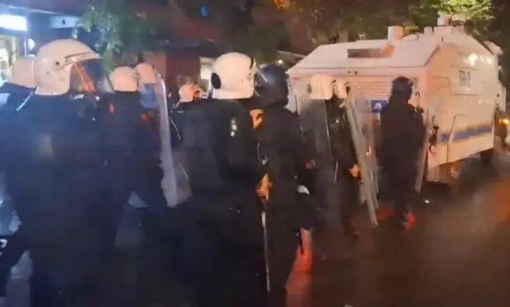 Përshkallëzohet situata në rrugët e Tiranës! Molotov drejt autoblindës së policisë, efektivët ndjekin protestuesit në rrugica
