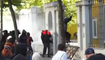 Përshkallëzohet situata, studentët futen brenda Ministrisë, Policia hedh gaz lotsjellës (VIDEO)