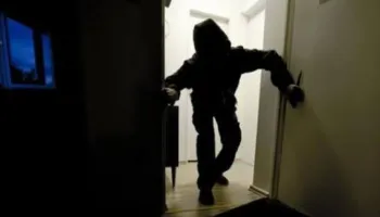 Persona të maskuar si policë dhe me armë grabisin një banesë në Elbasan, autorët braktisin 2 automjetet, zhdukin gjurmët