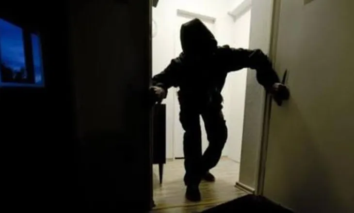 Persona të maskuar si policë dhe me armë grabisin një banesë në Elbasan, autorët braktisin 2 automjetet, zhdukin gjurmët